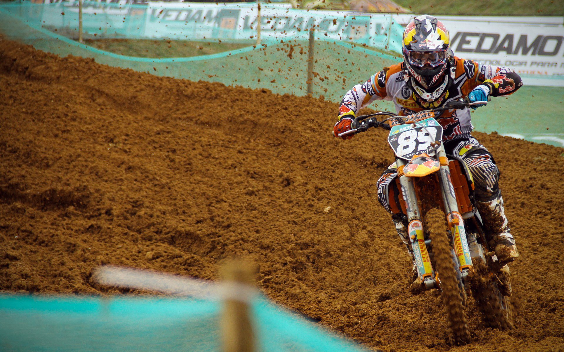 克罗地亚骑手马特·布尼奇在2024年国际马术联合会世界障碍赛中获得第七名,表现出色。